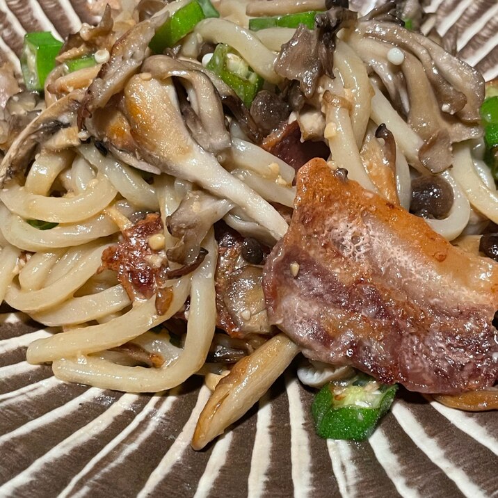 豚バラとオクラとキノコの味噌焼きうどん